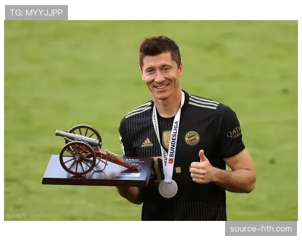 莱万多夫斯基持续展现卓越领导力，树立足坛新领袖典范