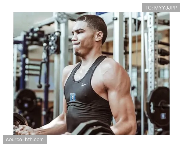 康纳训练完直接开香槟冲澡，这日子谁顶得住